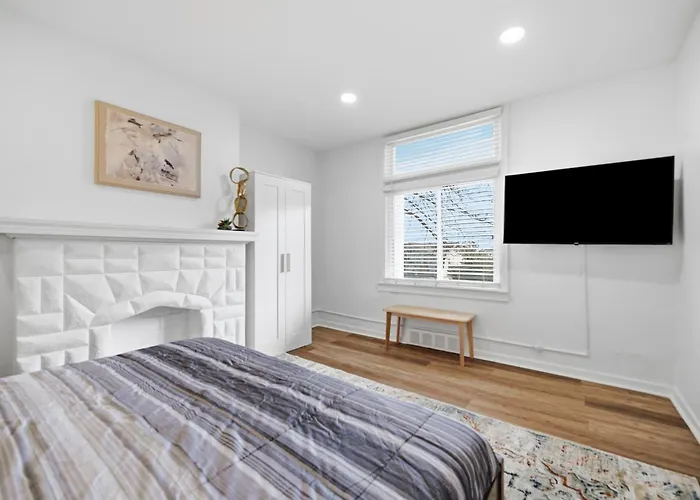 Dormont, Stylish And Modern Two Bedroom Pittsburgh
