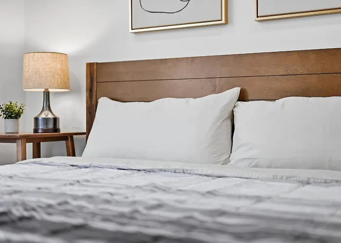 Dormont, Stylish And Modern Two Bedroom *