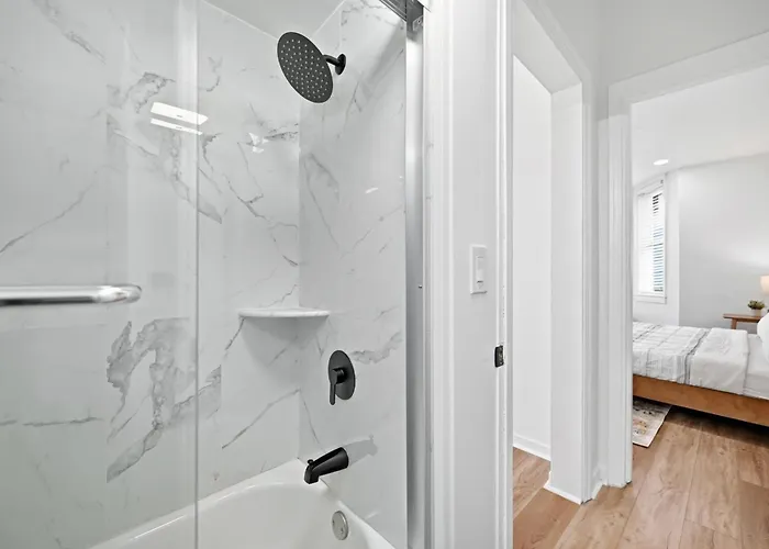Dormont, Stylish And Modern Two Bedroom * Pittsburgh