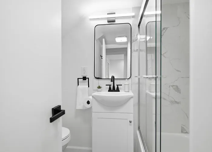 Dormont, Stylish And Modern Two Bedroom Pittsburgh