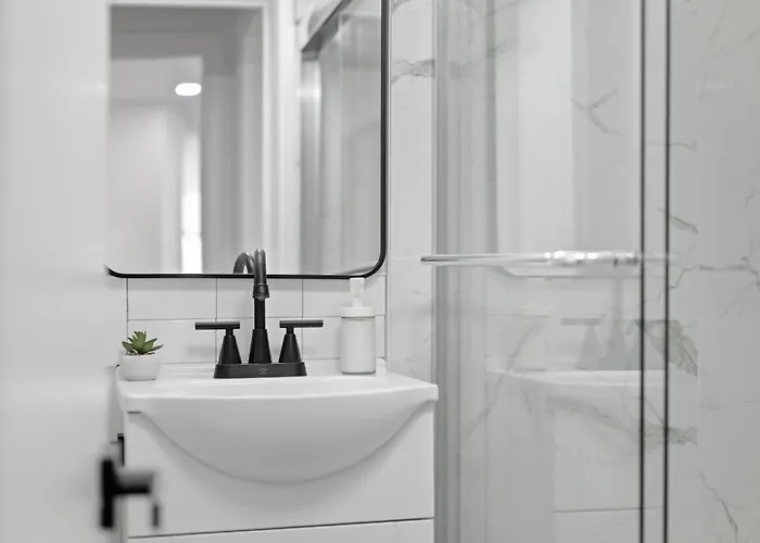 Apartment Dormont, Stylish And Modern Two Bedroom