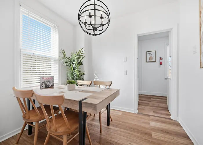Dormont, Stylish And Modern Two Bedroom Apartment