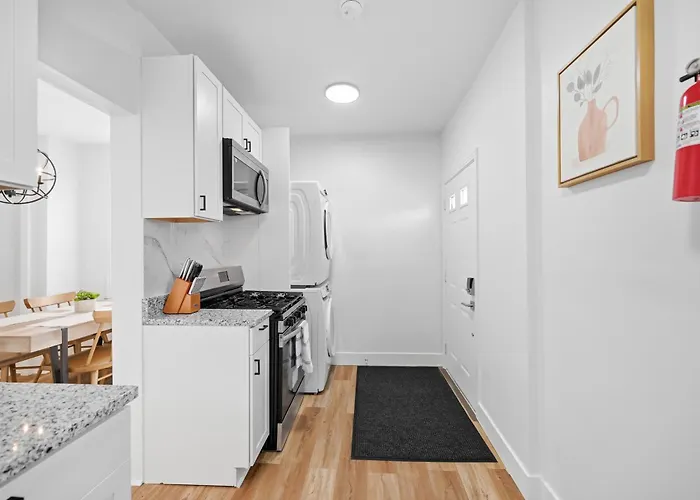 Dormont, Stylish And Modern Two Bedroom *