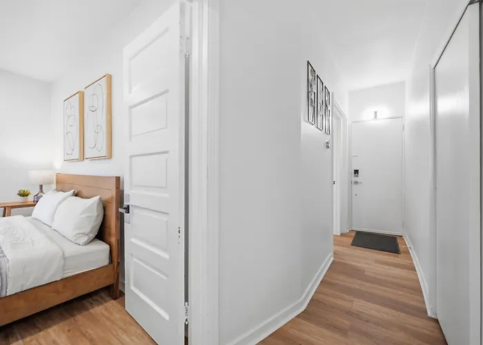 Dormont, Stylish And Modern Two Bedroom Apartment