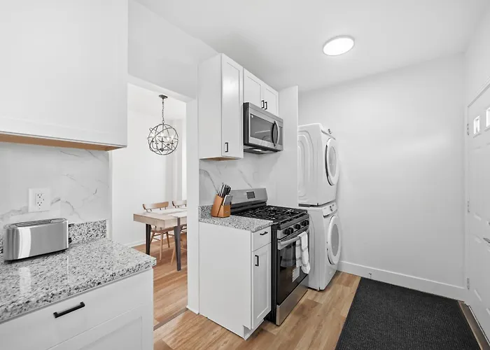 Apartment Dormont, Stylish And Modern Two Bedroom *