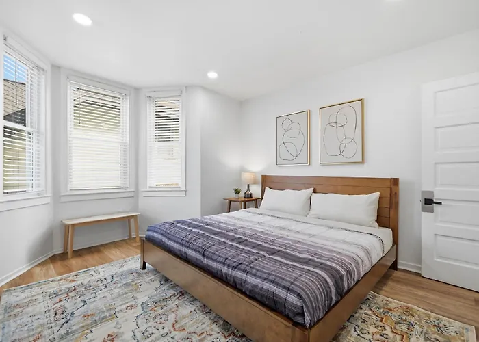 Dormont, Stylish And Modern Two Bedroom Apartment