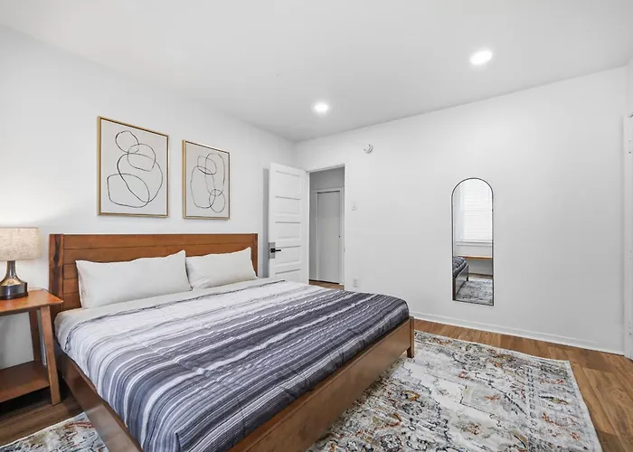 Apartment Dormont, Stylish And Modern Two Bedroom