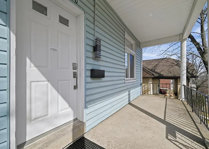 Dormont, Stylish And Modern Two Bedroom Apartment