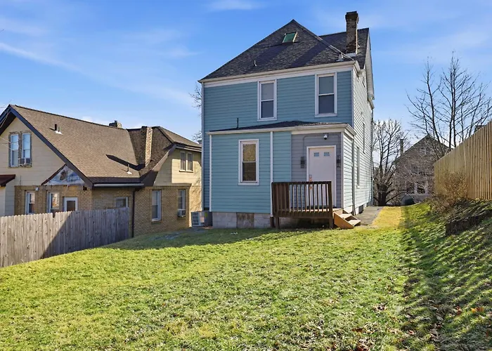 Dormont, Stylish And Modern Two Bedroom Pittsburgh